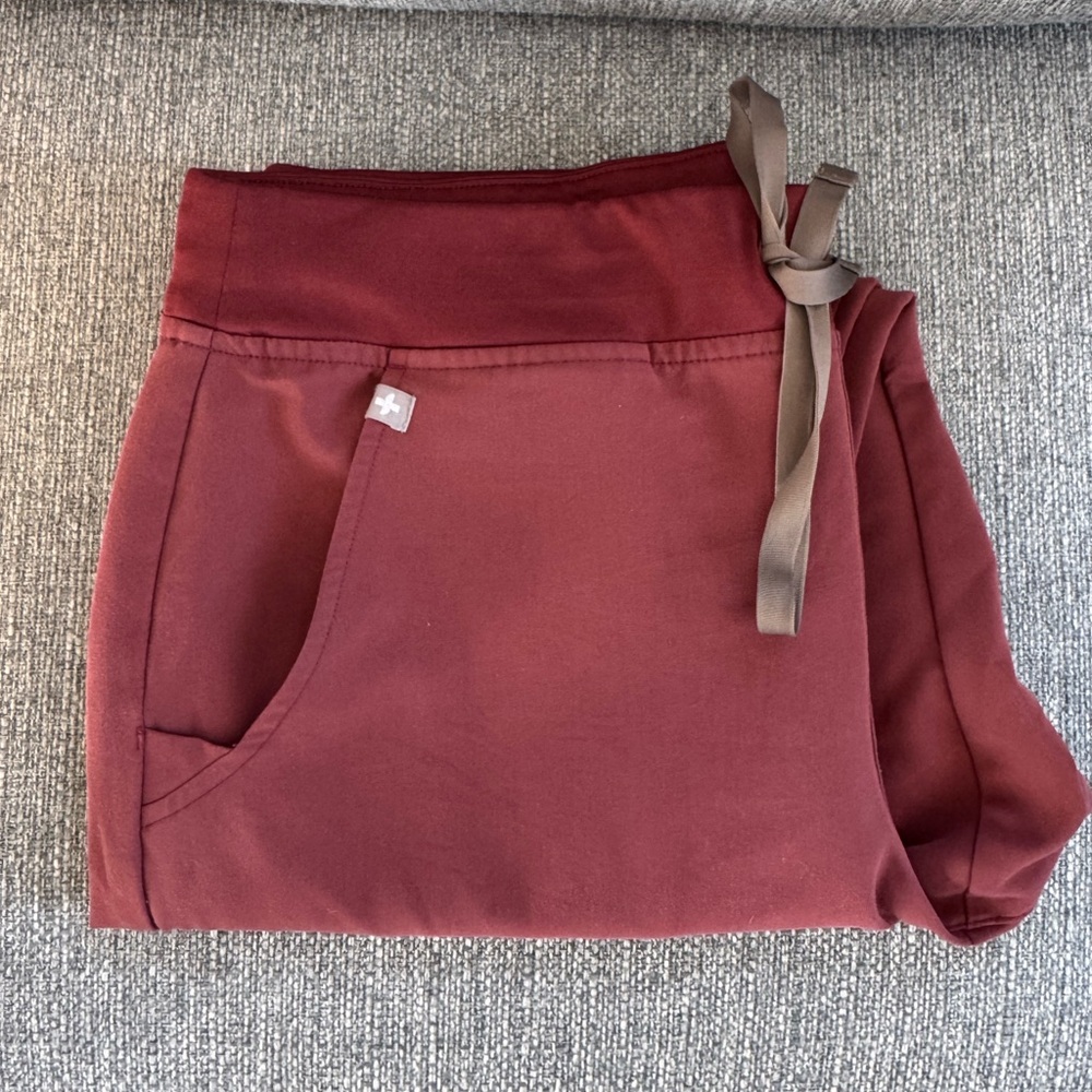 Figs “dark cherry” Zamora joggers (M) 🍒